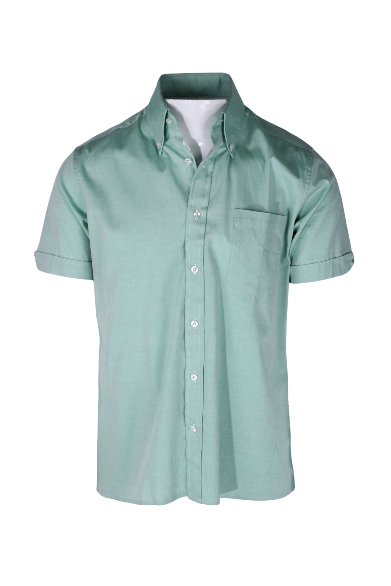 front view of rt gallery mint green ‘baxter’ short sleeve button up cotton shirt. features button down collar, left breast pocket, buttons at cuffs, and contrast white stitching throughout.