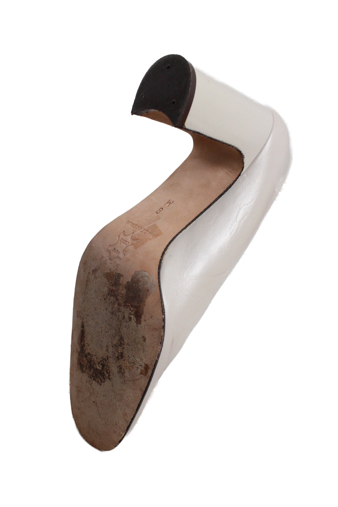 sole angle of pump. features leather sole, plastic covered heel tap, and text '8 m, vero cuoio, made in spain'.