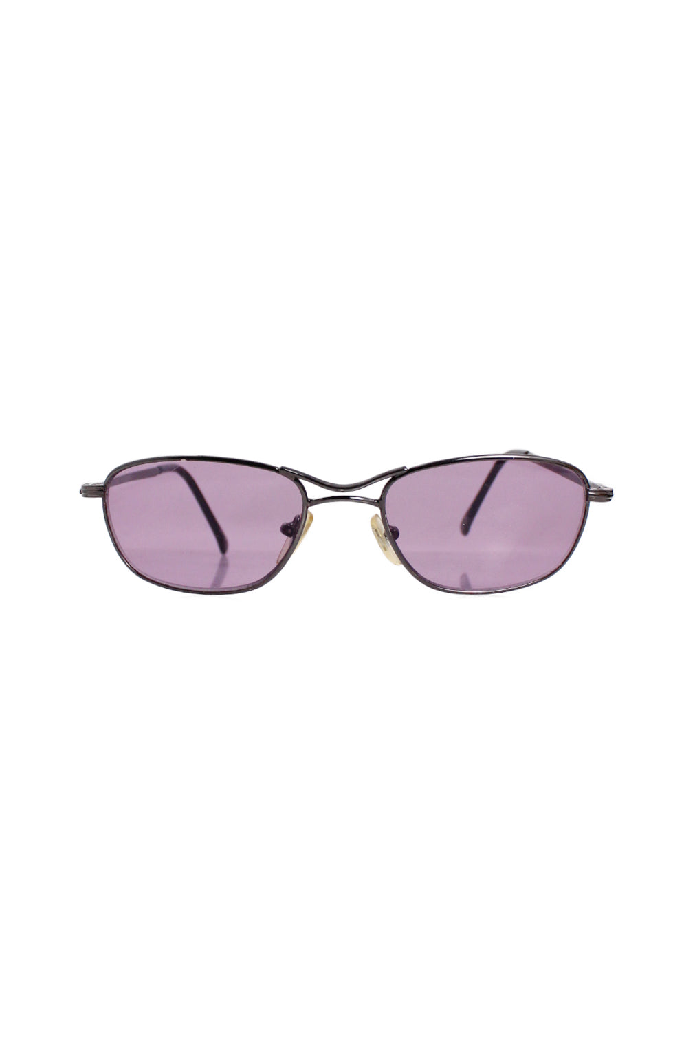 front view of enzo angiolini metallic black sunglasses. features light purples lenses, and ‘eno angiolini’ logo printed at arms.