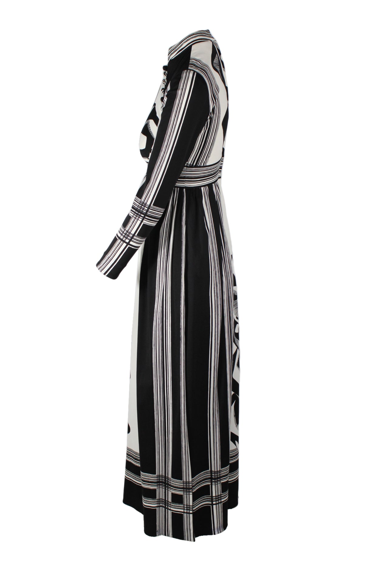 side view of vintage 1970's black and white cheongsam
