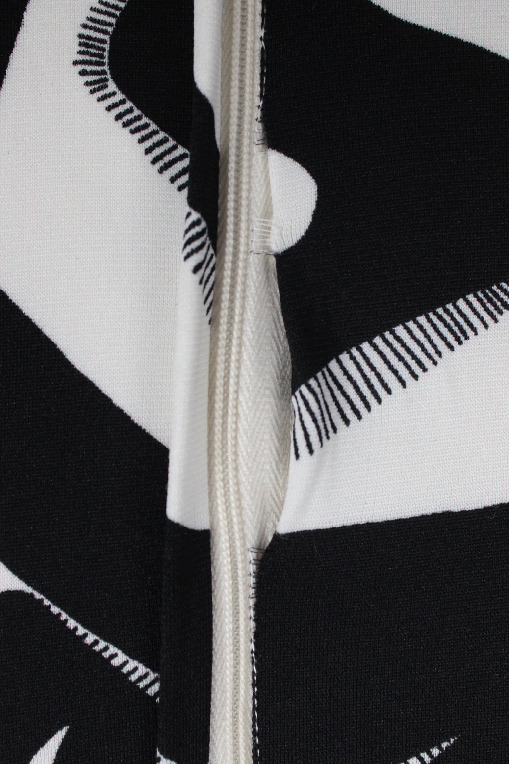 zipper detail of vintage 1970's black and white cheongsam