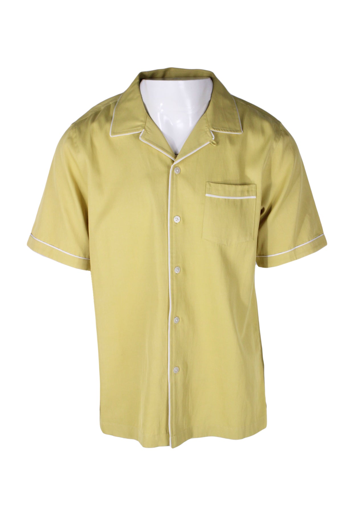front angle todd snyder pale dijon short sleeve rayon lounge shirt on masculine mannequin torso featuring contrast tipping details, camp collar, chest patch pocket, front button closure.