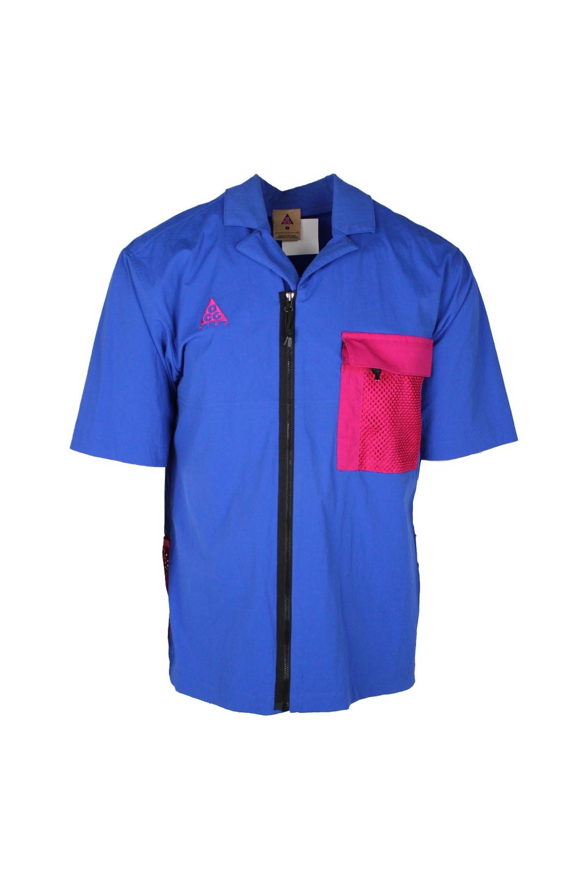 front view of nike acg royal blue/neon pink short sleeve zip up nylon shirt. features ‘acg nike’ logo embroidered at right breast, multi zip slot flap mesh pocket at left breast, and breathable mesh pockets at back above hem.